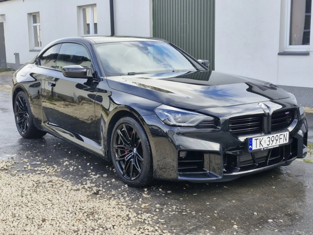 BMW M2 2024 czarne – sportowe coupe dostępne w wynajmie długoterminowym APKARS