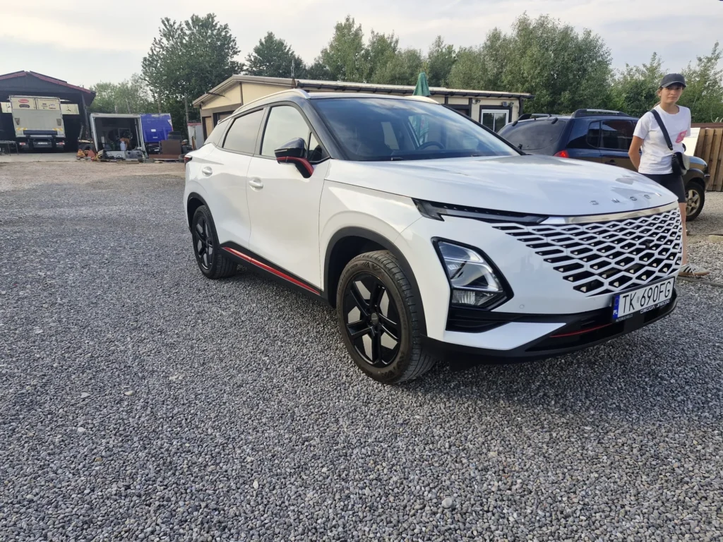 OMODA 5 PREMIUM 2024 – agresywny przód z charakterystycznym grillem i światłami LED, widok 3/4