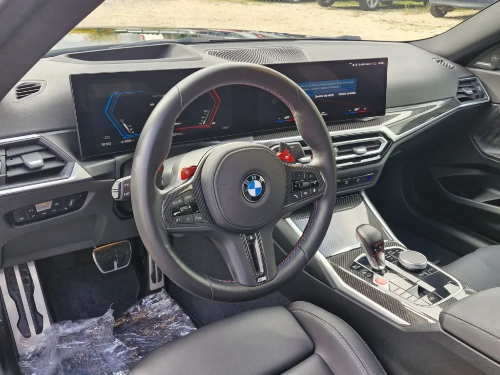 BMW M2 2024 – wnętrze, sportowa kierownica M Performance i nowoczesny kokpit
