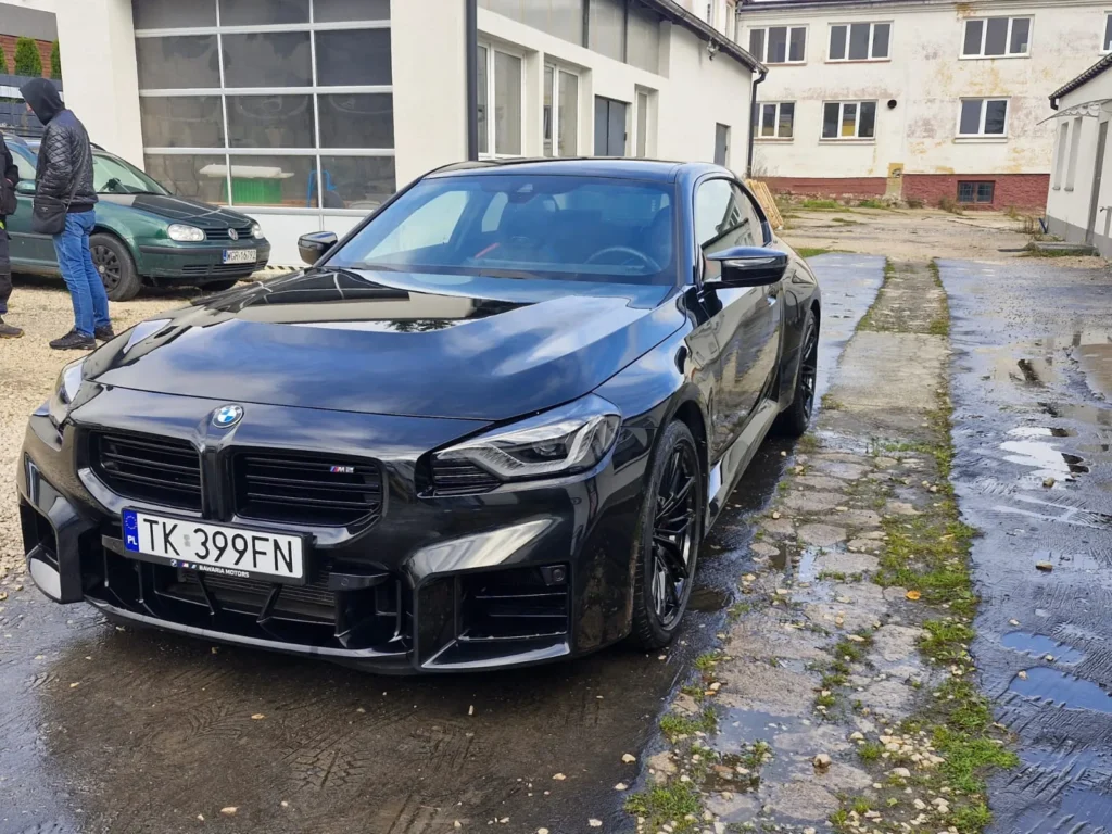 BMW M2 2024 czarne – agresywne ujęcie przodu, sportowy samochód premium, wynajem długoterminowy APKARS