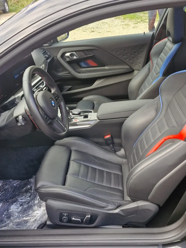 Wnętrze BMW M2 2024 – sportowe fotele i skórzana tapicerka, kokpit premium