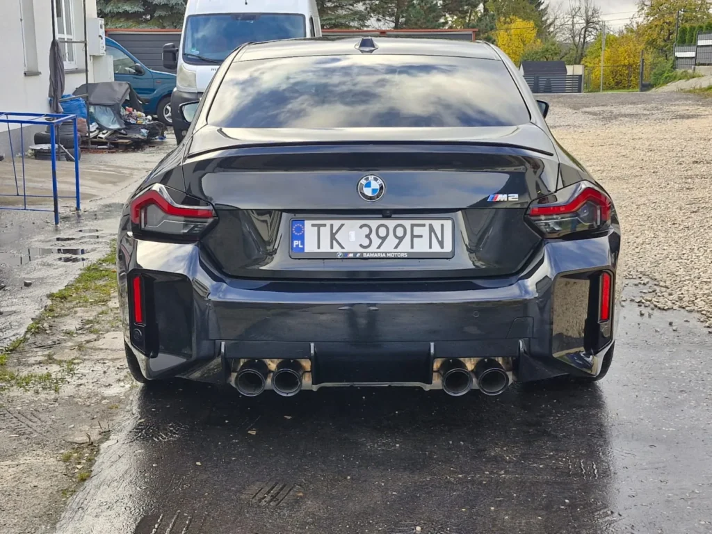 BMW M2 2024 czarne – widok od tyłu, poczwórny wydech sportowy i agresywny dyfuzor