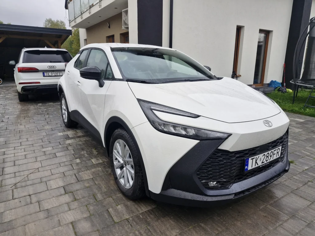 Nowa Toyota C-HR 2025 – widok 3/4 z przodu, nowoczesny przód i światła LED, oferta wynajmu APKARS