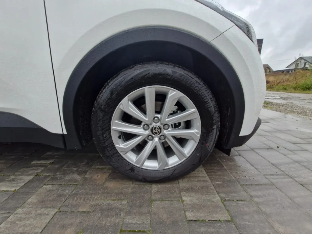 Nowa Toyota C-HR 2025 – detal przedniego koła z aluminiową felgą