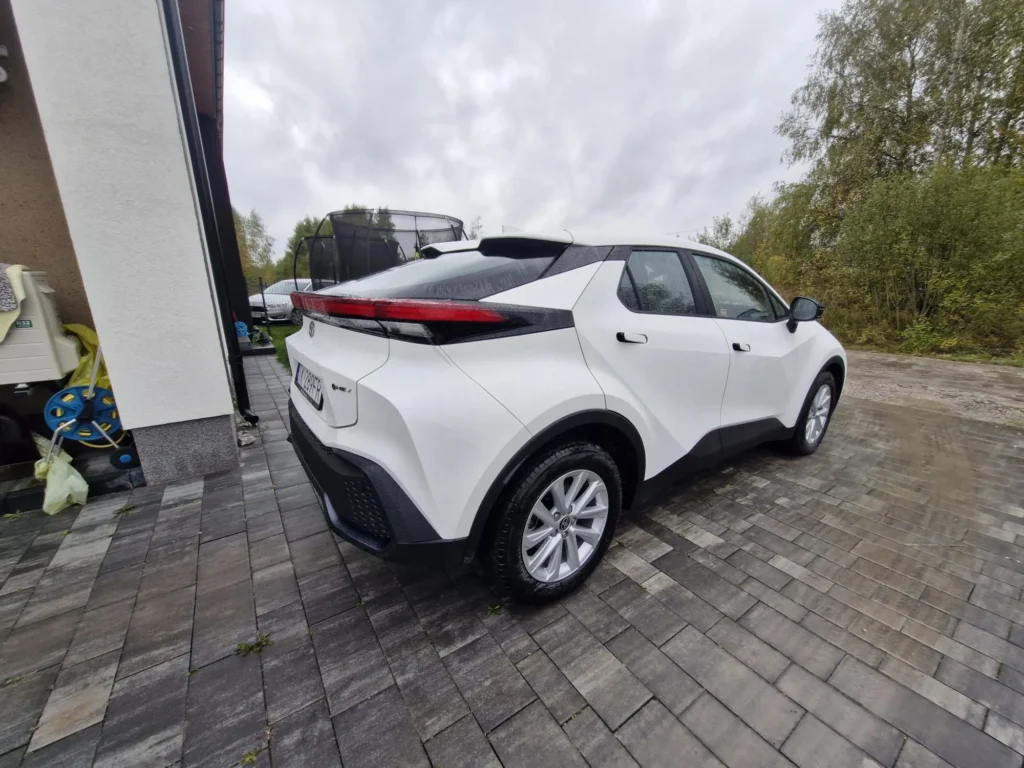 Nowa Toyota C-HR 2025 – ujęcie tylne z boku, nowoczesna stylistyka SUV-a coupe