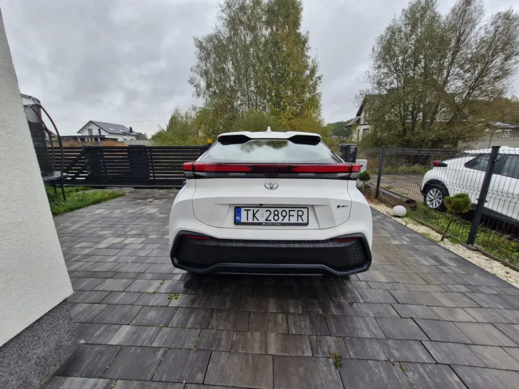 Nowa Toyota C-HR 2025 biała – widok od tyłu, pełny pas świetlny i sportowy dyfuzor