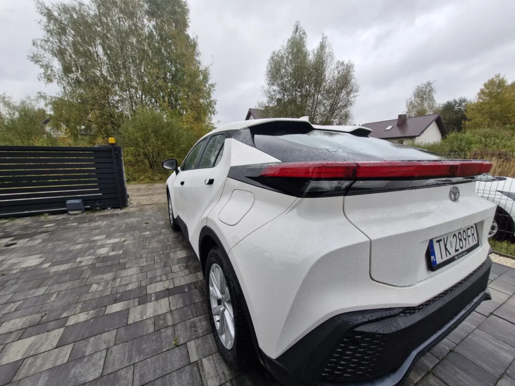 Nowa Toyota C-HR 2025 – widok tylnego narożnika, nowoczesny design i przetłoczenia nadwozia