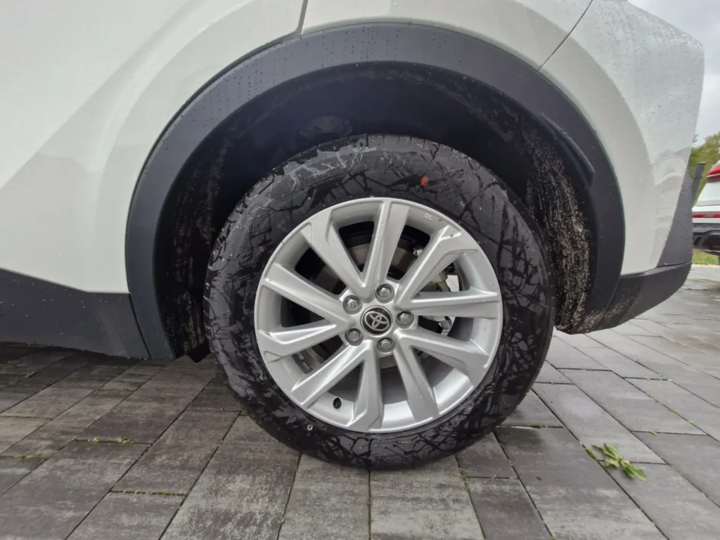 Nowa Toyota C-HR 2025 – aluminiowa felga i opona, detal koła w wersji premium