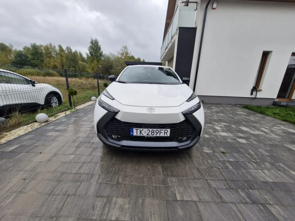 Nowa Toyota C-HR 2025 – widok od frontu, nowoczesny grill i światła LED, hybrydowy SUV coupe