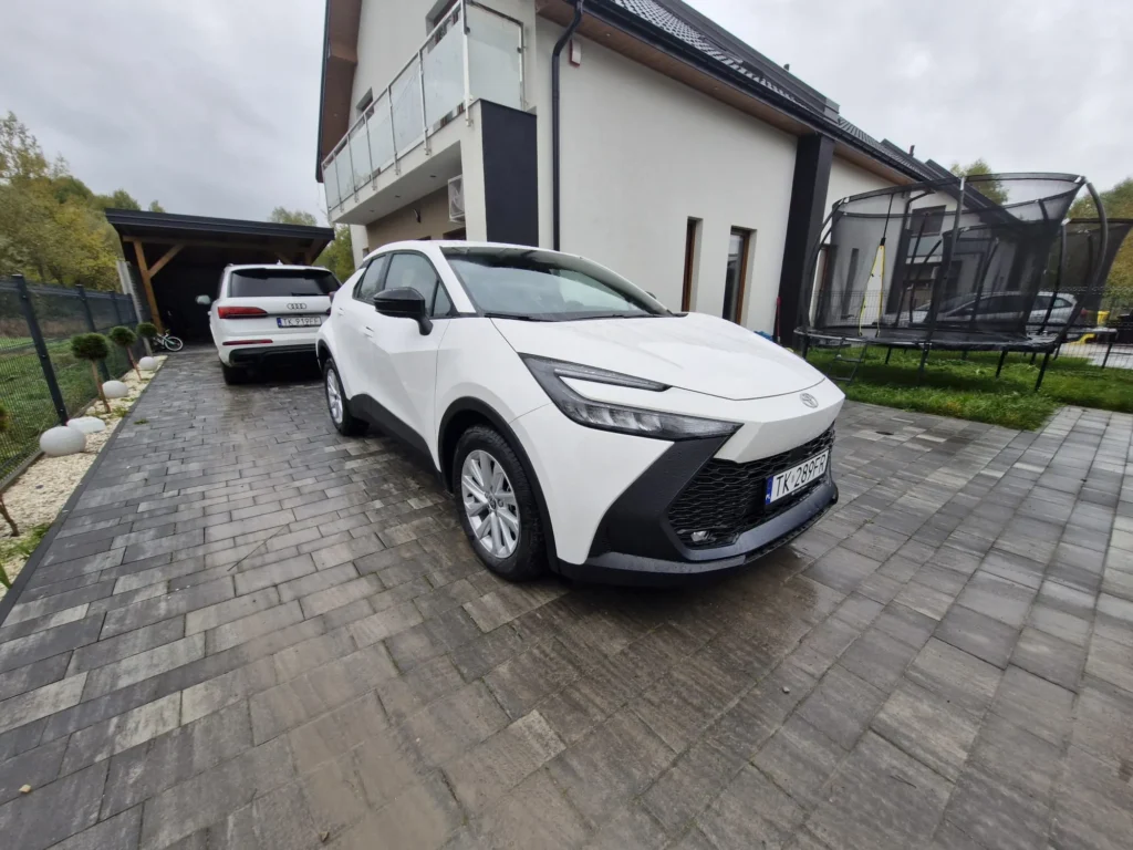Nowa Toyota C-HR 2025 biała – dynamiczny front i sportowa sylwetka, oferta wynajmu długoterminowego