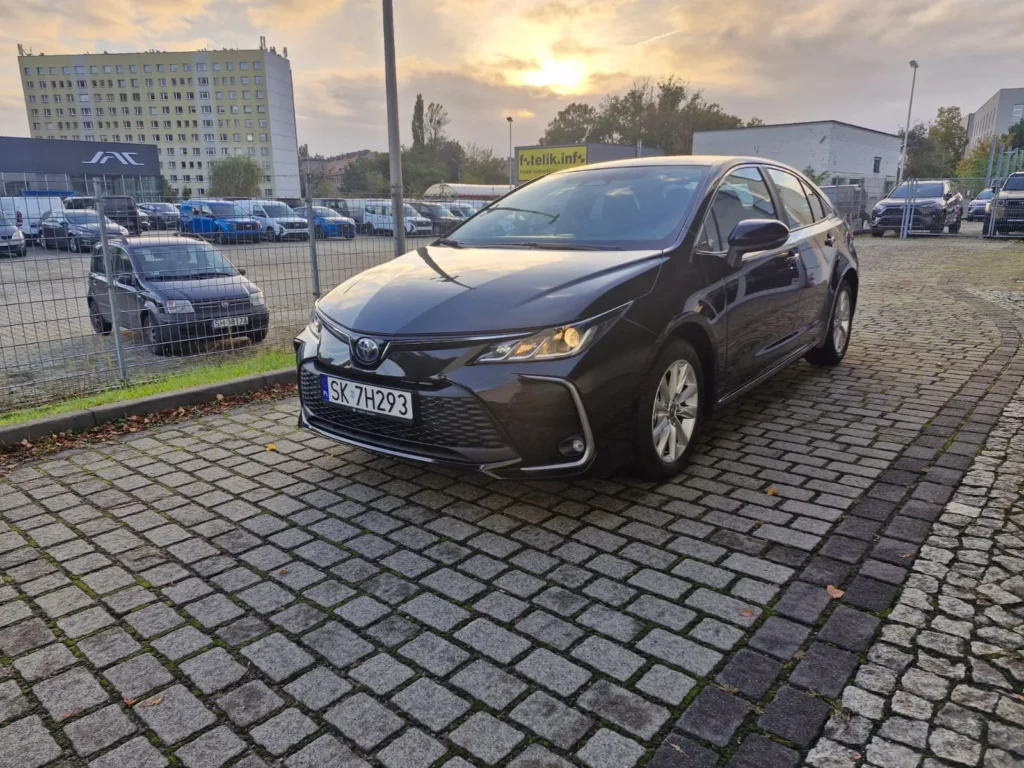 Toyota Corolla czarna – ujęcie przodu 3/4, idealny samochód do jazdy miejskiej i flot firmowych