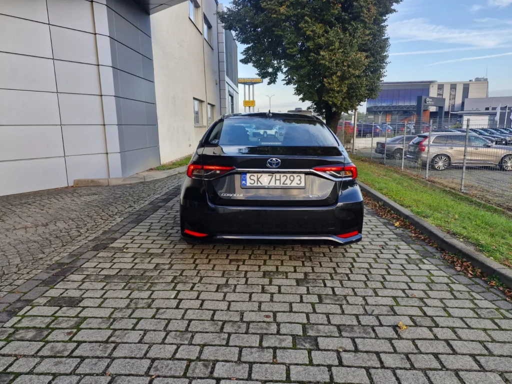 Toyota Corolla czarna – widok od tyłu, kompaktowy sedan z bagażnikiem o dużej pojemności