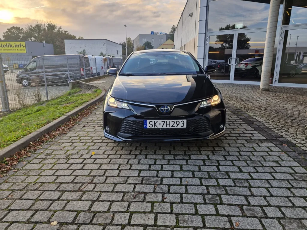 Toyota Corolla czarna – widok od frontu, nowoczesny design i reflektory LED