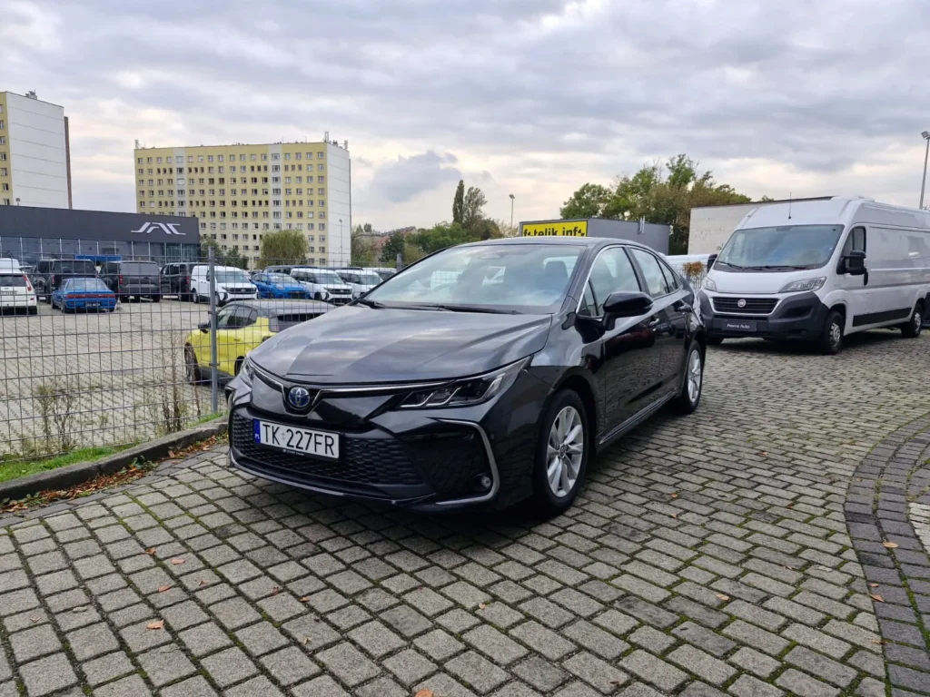 Toyota Corolla czarna – kompaktowy sedan w wersji premium, dostępny w wynajmie od 3 do 60 miesięcy