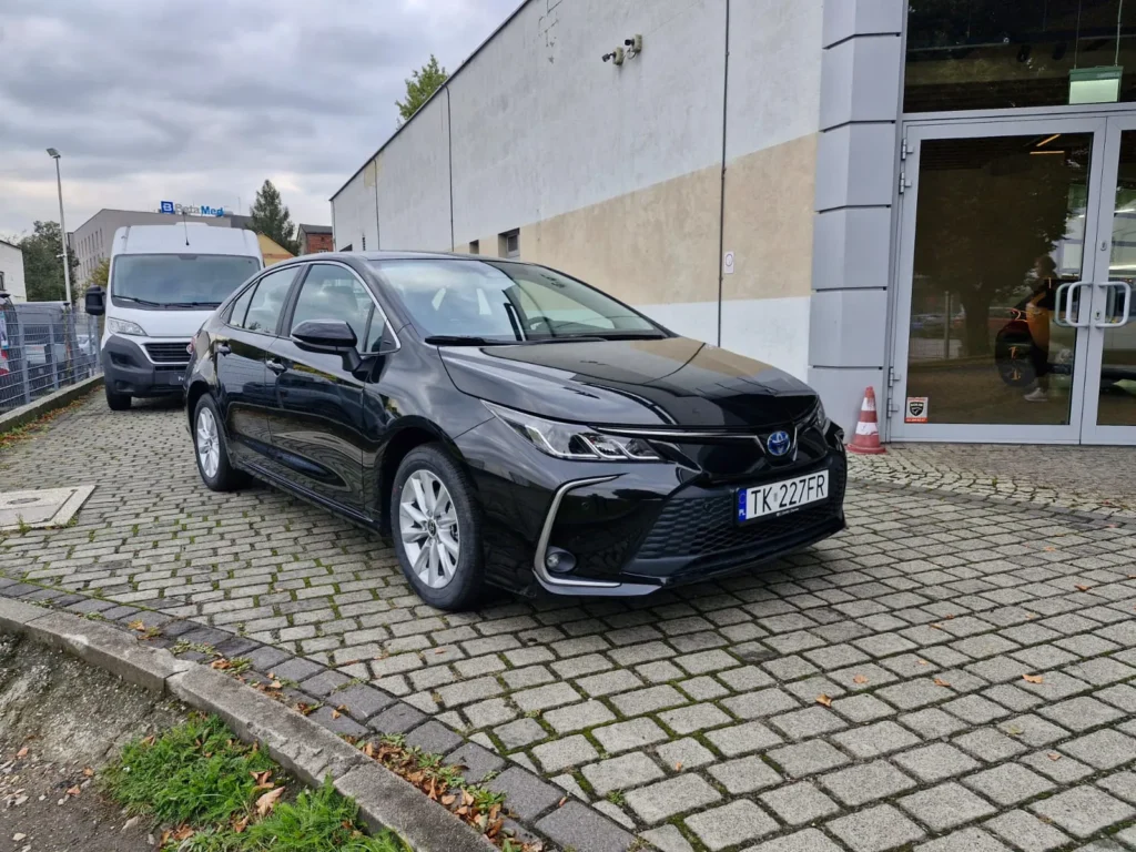 Toyota Corolla czarna sedan – widok 3/4 z przodu, ekonomiczny i bezpieczny samochód do floty firmowej