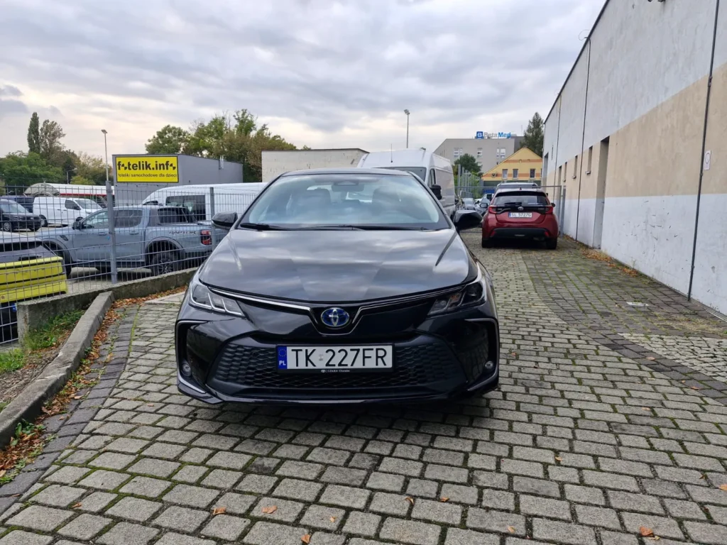 Toyota Corolla czarna – widok od frontu, nowoczesny grill i światła LED, oferta wynajmu długoterminowego