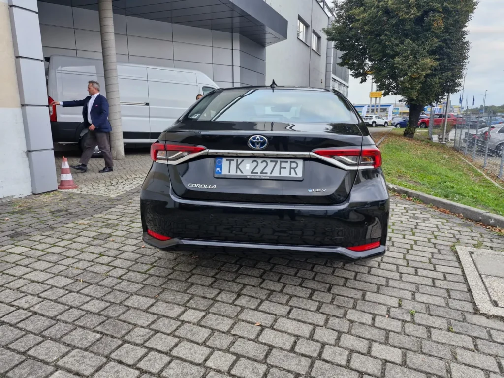 Toyota Corolla czarna – widok od tyłu, elegancki sedan z dużym bagażnikiem