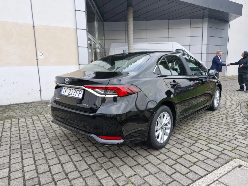 Toyota Corolla sedan czarna – widok tylny narożnik, kompaktowy sedan w ofercie wynajmu APKARS