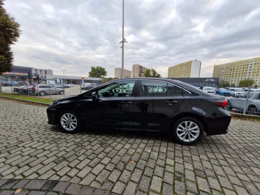 Toyota Corolla czarna – widok boczny, komfortowy sedan idealny do jazdy miejskiej i biznesowej