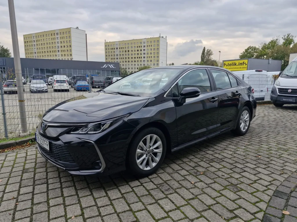 Toyota Corolla czarna – widok 3/4 z przodu, elegancki sedan klasy kompakt do wynajmu długoterminowego APKARS