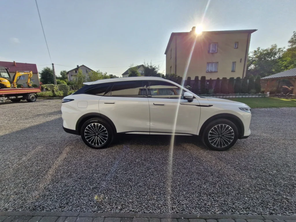 OMODA 9 Super Hybrid 2025 biała – widok z boku, SUV coupe klasy premium w ofercie wynajmu APKARS