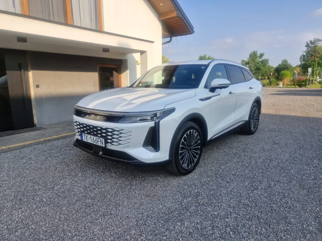 OMODA 9 Super Hybrid 2025 – widok 3/4 z przodu, nowoczesna stylistyka i duże aluminiowe felgi