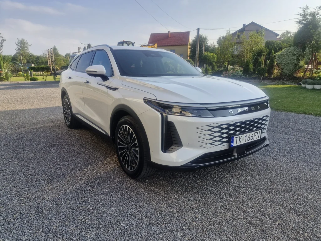 OMODA 9 Super Hybrid 2025 biała – widok 3/4 z przodu, elegancki SUV coupe premium