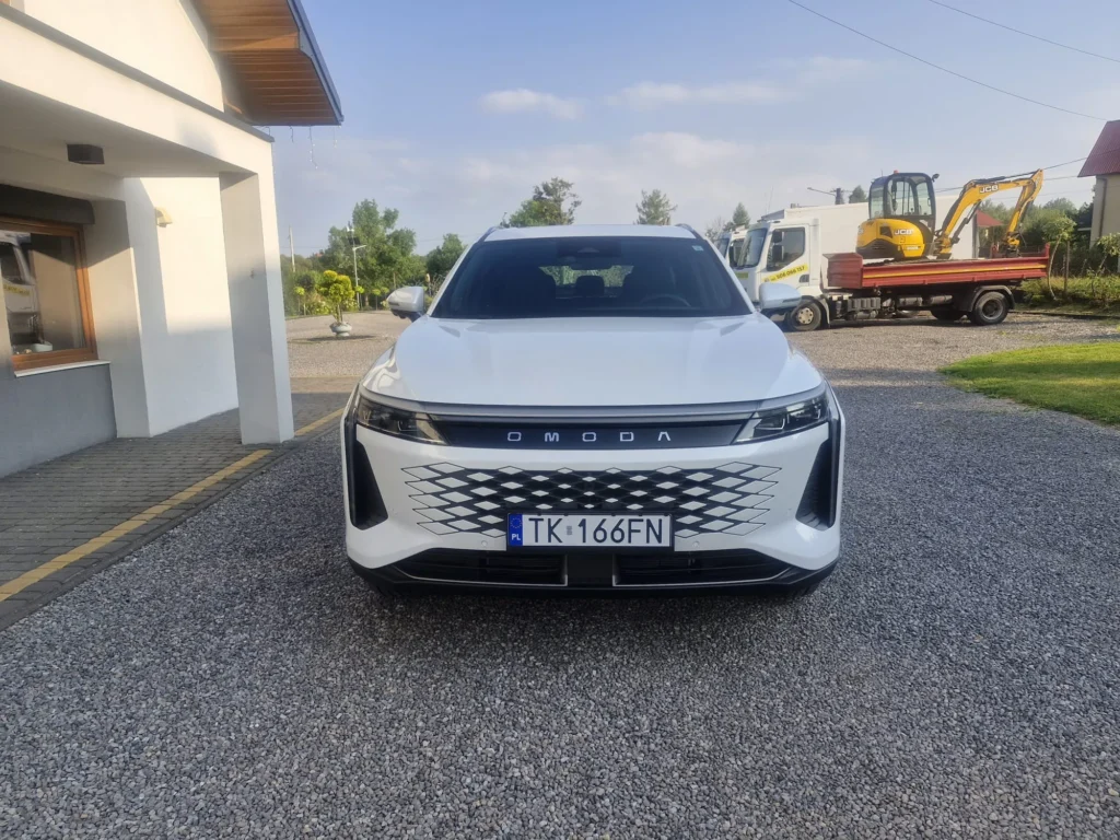 OMODA 9 Super Hybrid 2025 – widok od frontu, futurystyczny grill i światła LED