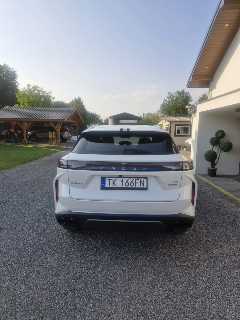 OMODA 9 Super Hybrid 2025 biała – widok od tyłu, pełny pas LED i sportowy dyfuzor