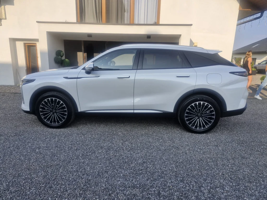 OMODA 9 Super Hybrid 2025 biała – widok boczny SUV-a coupe, nowoczesna linia nadwozia