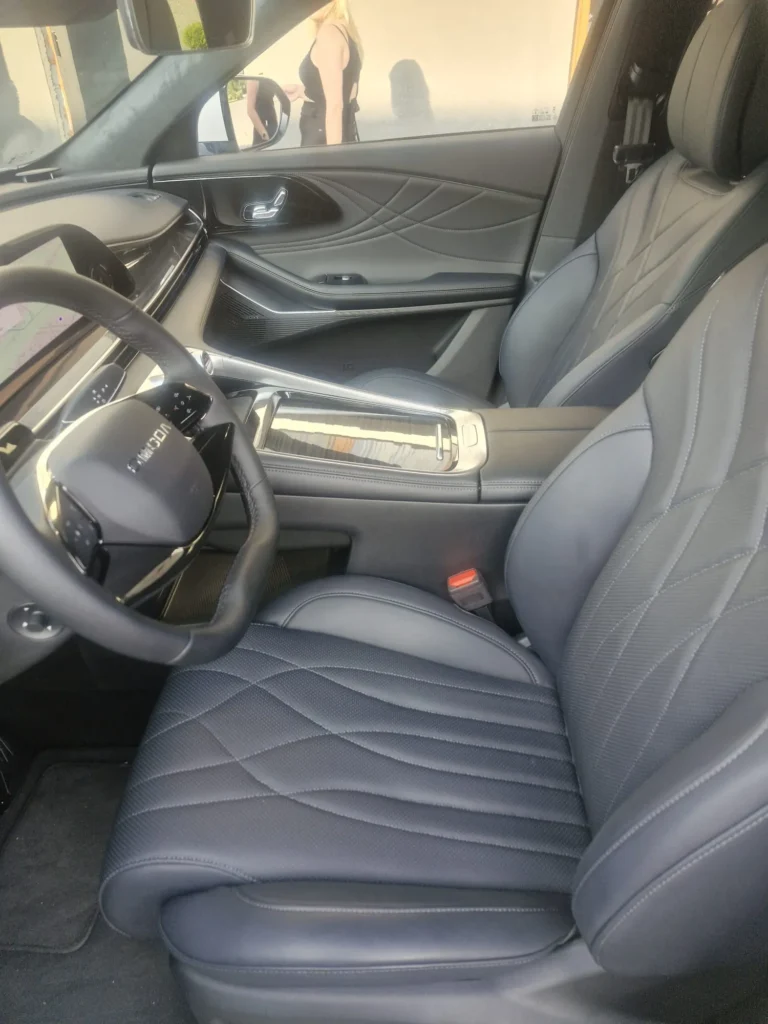 OMODA 9 Super Hybrid 2025 – wnętrze, skórzane fotele i nowoczesny kokpit z dużym panelem multimedialnym