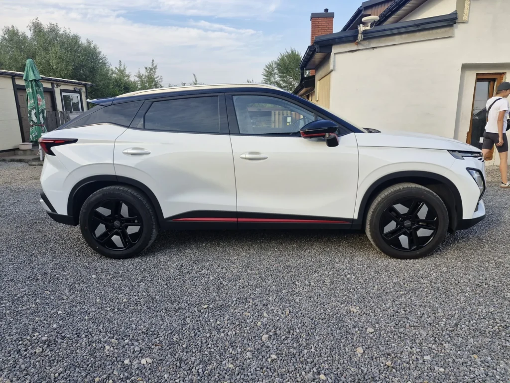 OMODA 5 PREMIUM 2024 biała – wyrazista linia boczna SUV-a coupe, widok prawy