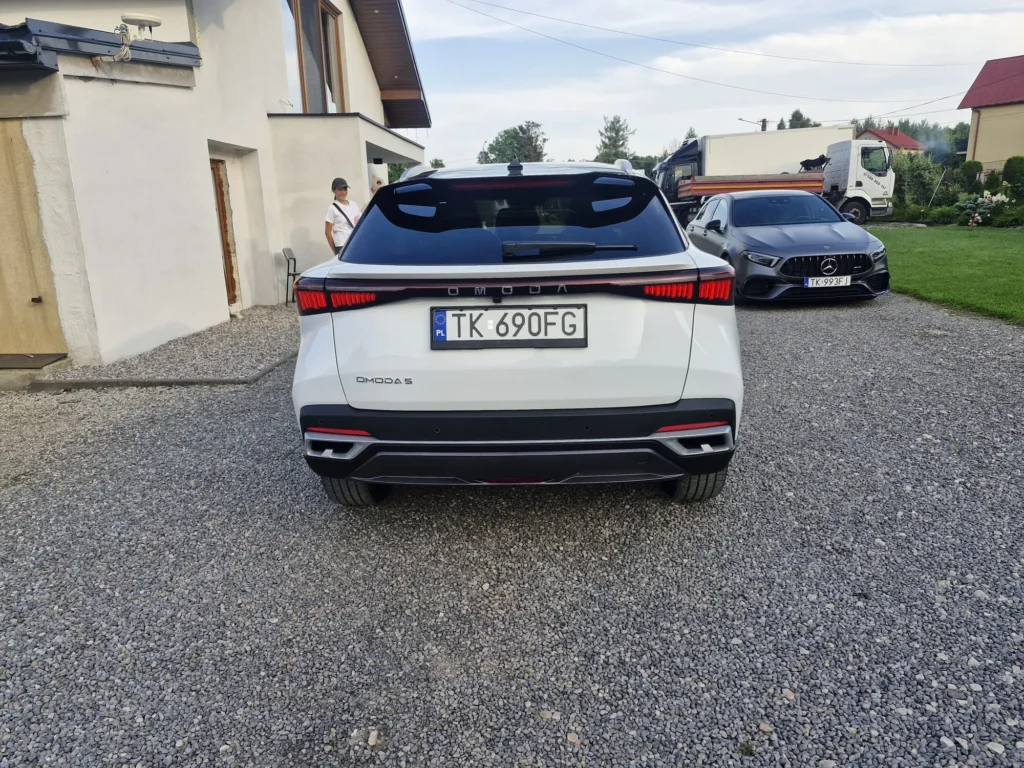 OMODA 5 PREMIUM 2024 – widok od tyłu, pełny pas świetlny LED i sportowy dyfuzor