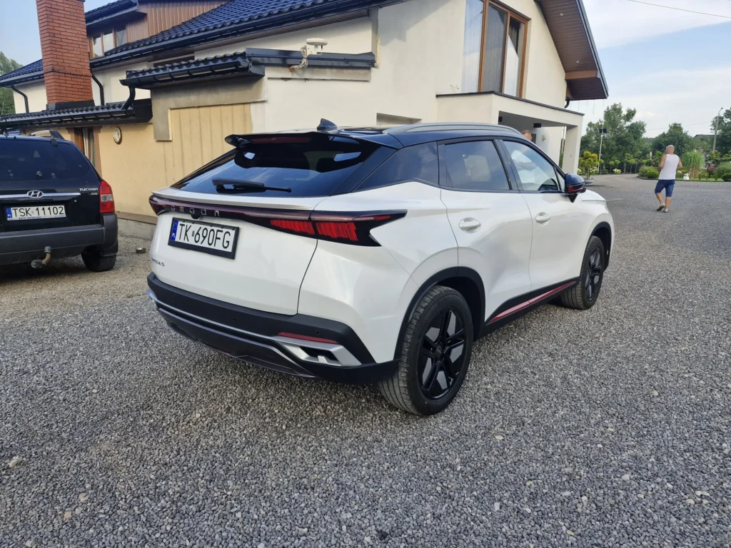 OMODA 5 PREMIUM 2024 – ujęcie tylne z boku, sportowa linia SUV-a coupe