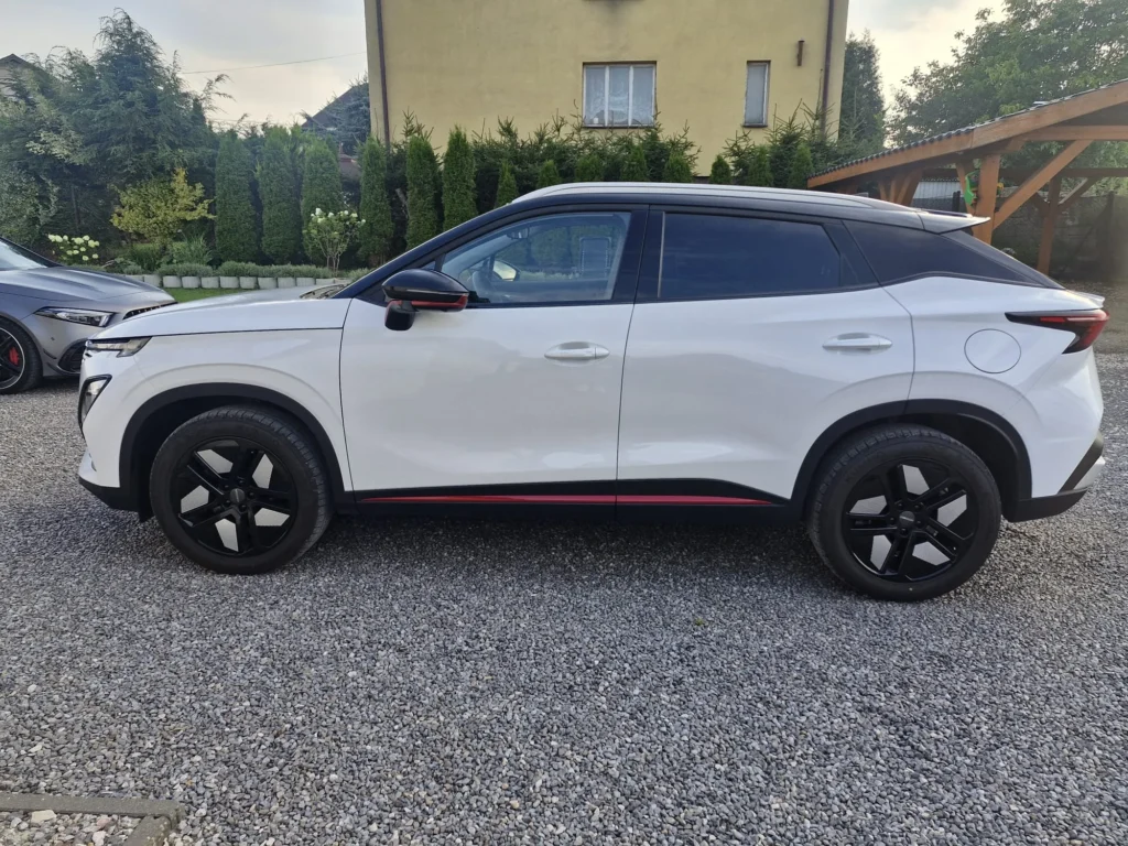 OMODA 5 PREMIUM 2024 biała – widok z boku, nowoczesny SUV coupe z czarnym dachem