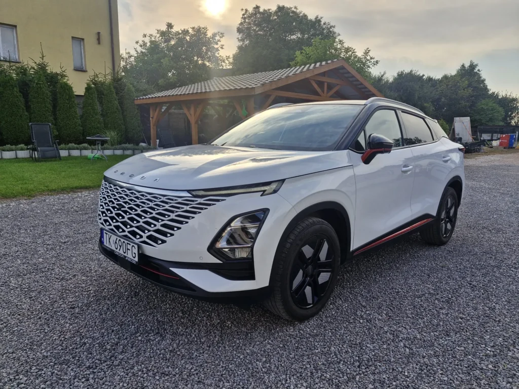 OMODA 5 PREMIUM 2024 biała – widok 3/4 z przodu, nowoczesny SUV coupe dostępny w wynajmie długoterminowym APKARS