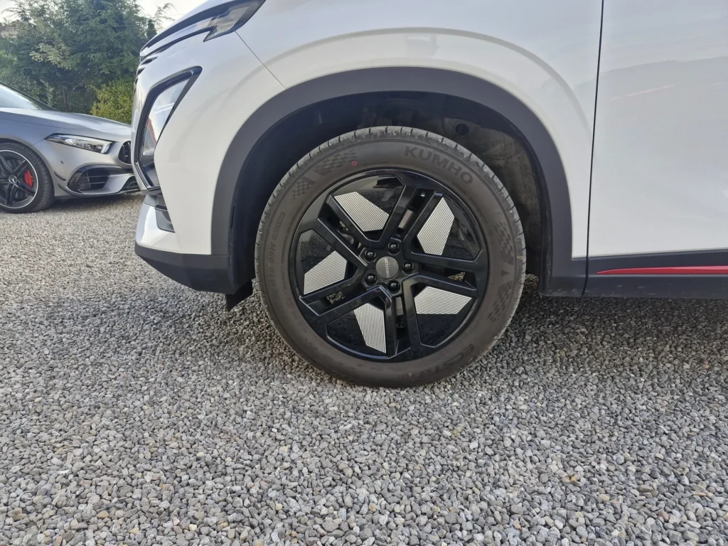 OMODA 5 PREMIUM 2024 – detal aluminiowych felg SUV-a, czarne wykończenie