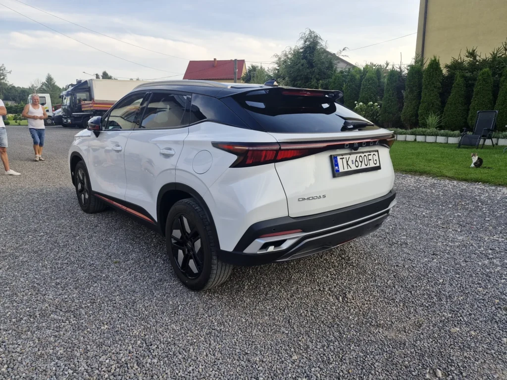OMODA 5 PREMIUM 2024 biała – widok tylnego bocznego profilu SUV-a coupe, dynamiczna linia nadwozia