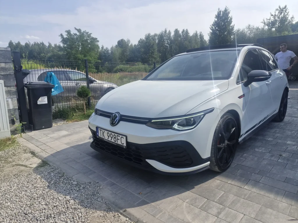 Volkswagen Golf GTI Clubsport 2023 biały – widok 3/4 z przodu, sportowy hatchback klasy premium