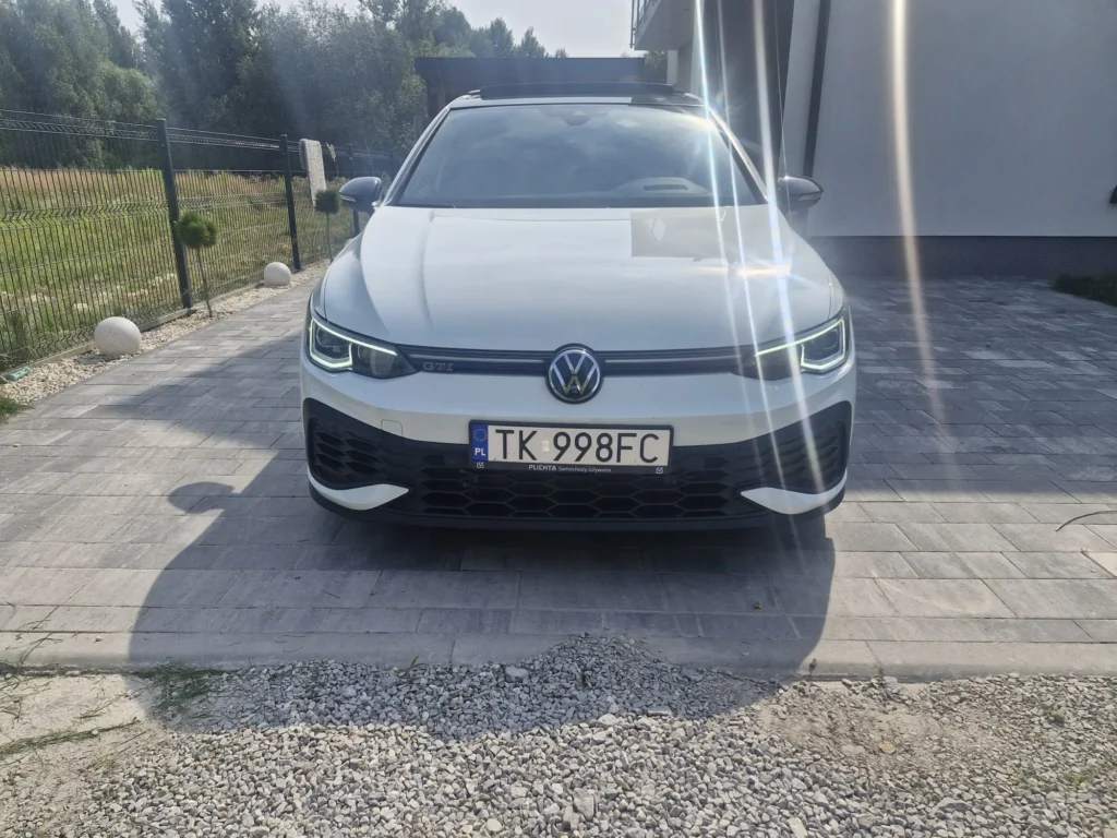 Volkswagen Golf GTI Clubsport 2023 – widok od frontu, agresywna stylistyka i sportowy grill