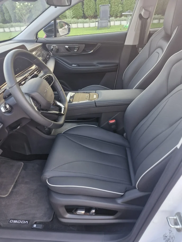 OMODA 5 PREMIUM 2024 – wnętrze, sportowe fotele i kokpit z nowoczesnym systemem multimedialnym