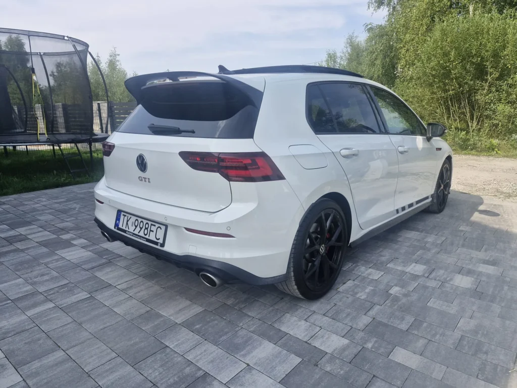 Volkswagen Golf GTI Clubsport 2023 – widok tylnego narożnika, sportowe wykończenie i czarny spoiler