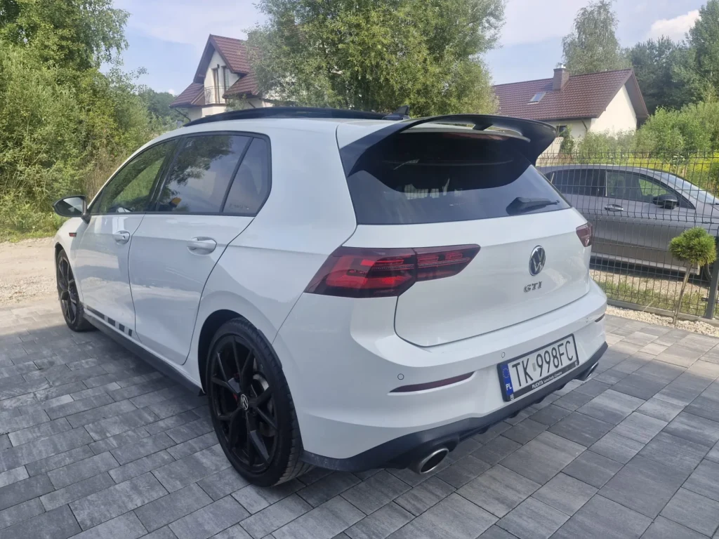 Volkswagen Golf GTI Clubsport 2023 biały – widok tylnego narożnika, czarne felgi i agresywne linie nadwozia