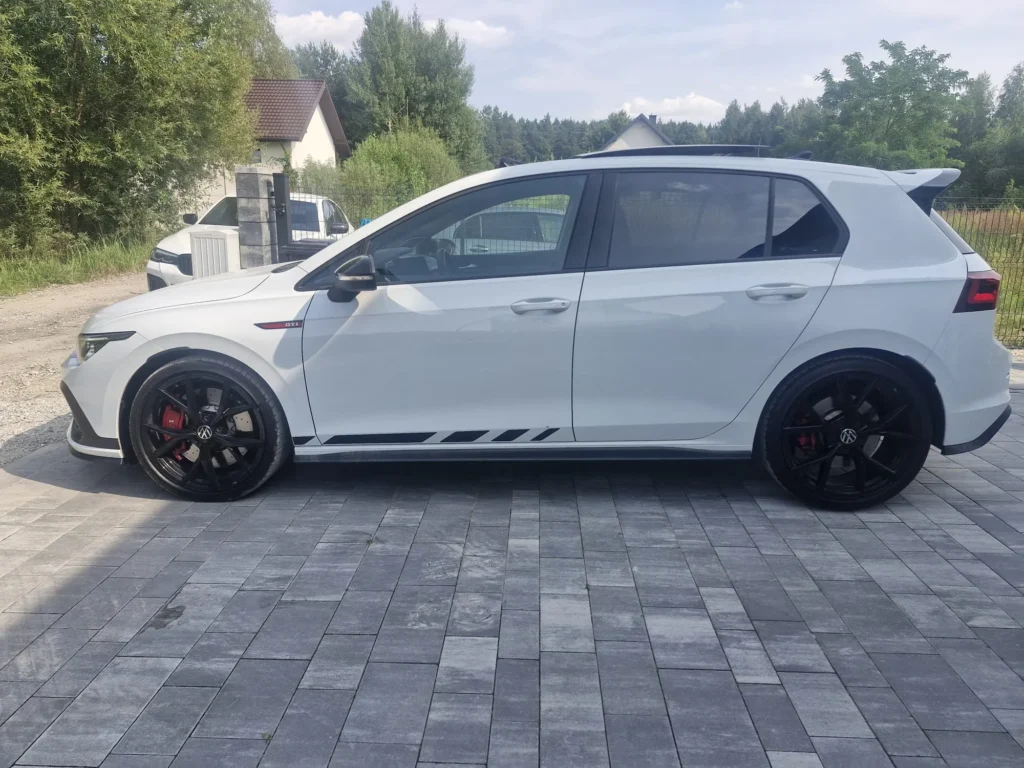 Volkswagen Golf GTI Clubsport 2023 biały – widok boczny, sportowy hatchback premium dostępny w wynajmie długoterminowym APKARS