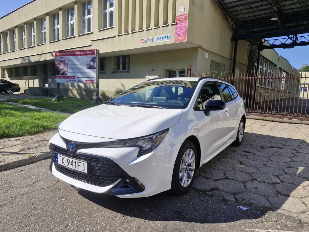 Toyota Corolla 2025 biała – widok 3/4 z przodu, nowoczesny kombi dostępny w wynajmie długoterminowym APKARS