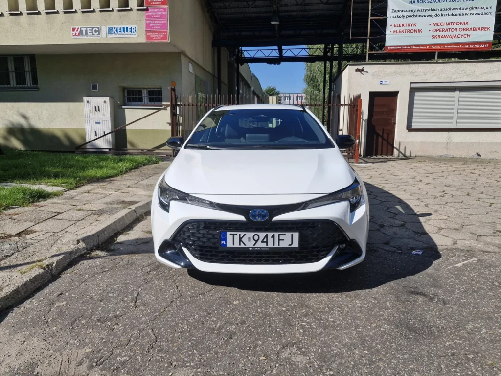 Toyota Corolla 2025 biała – widok od frontu, rodzinne kombi dostępne od ręki w APKARS