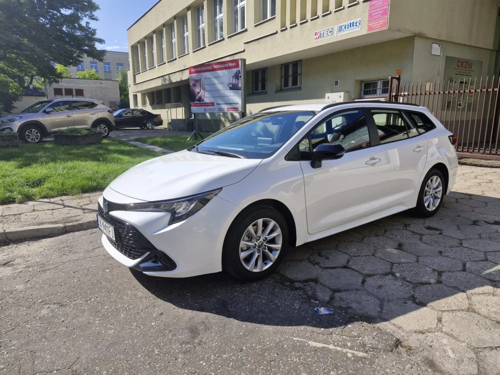 Toyota Corolla 2025 kombi – widok 3/4 z przodu, nowoczesne linie i światła LED