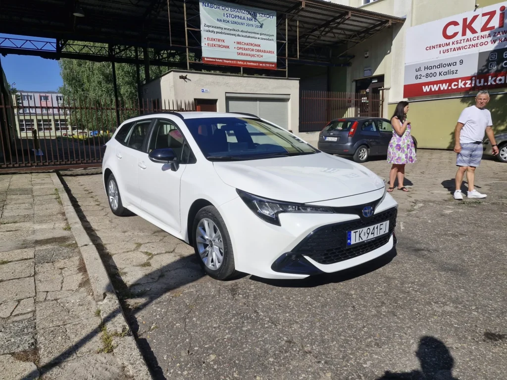 Toyota Corolla 2025 biała – widok od frontu, rodzinne kombi dostępne od ręki w APKARS