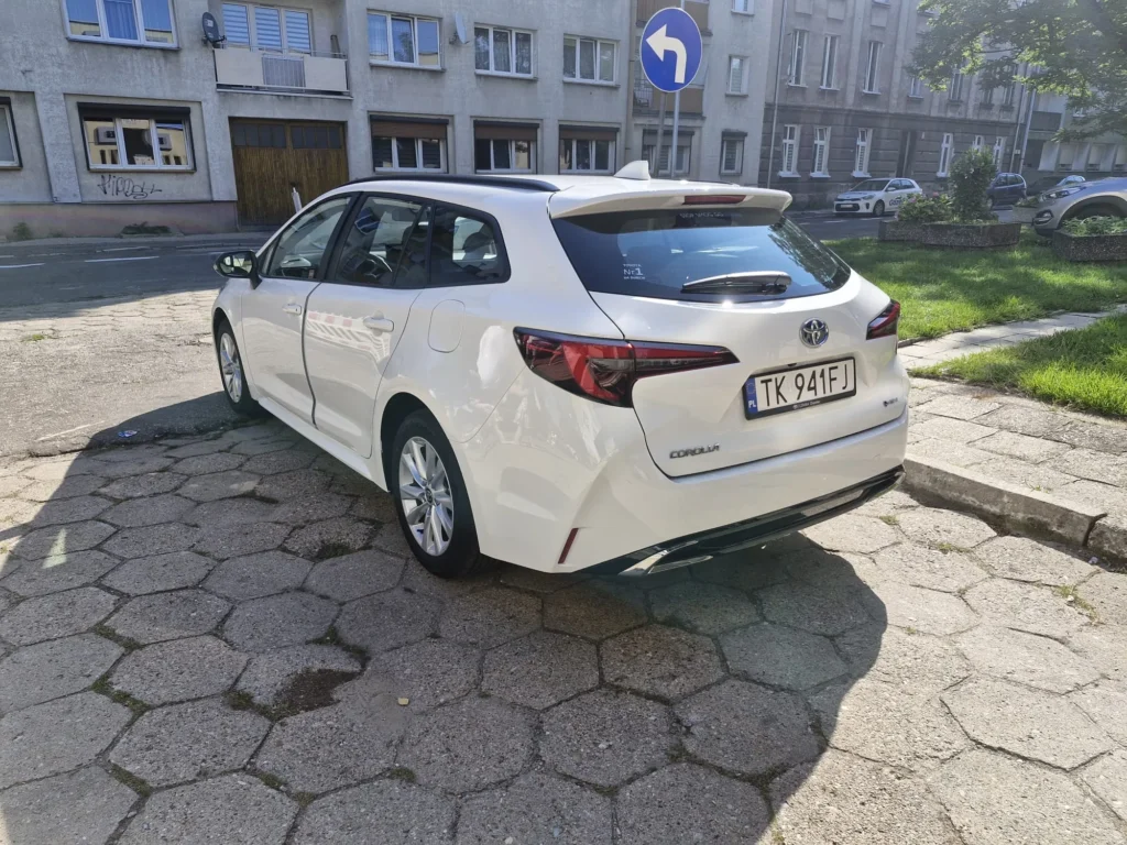 Toyota Corolla 2025 kombi biała – widok tylnego narożnika, praktyczne kombi w wynajmie długoterminowym