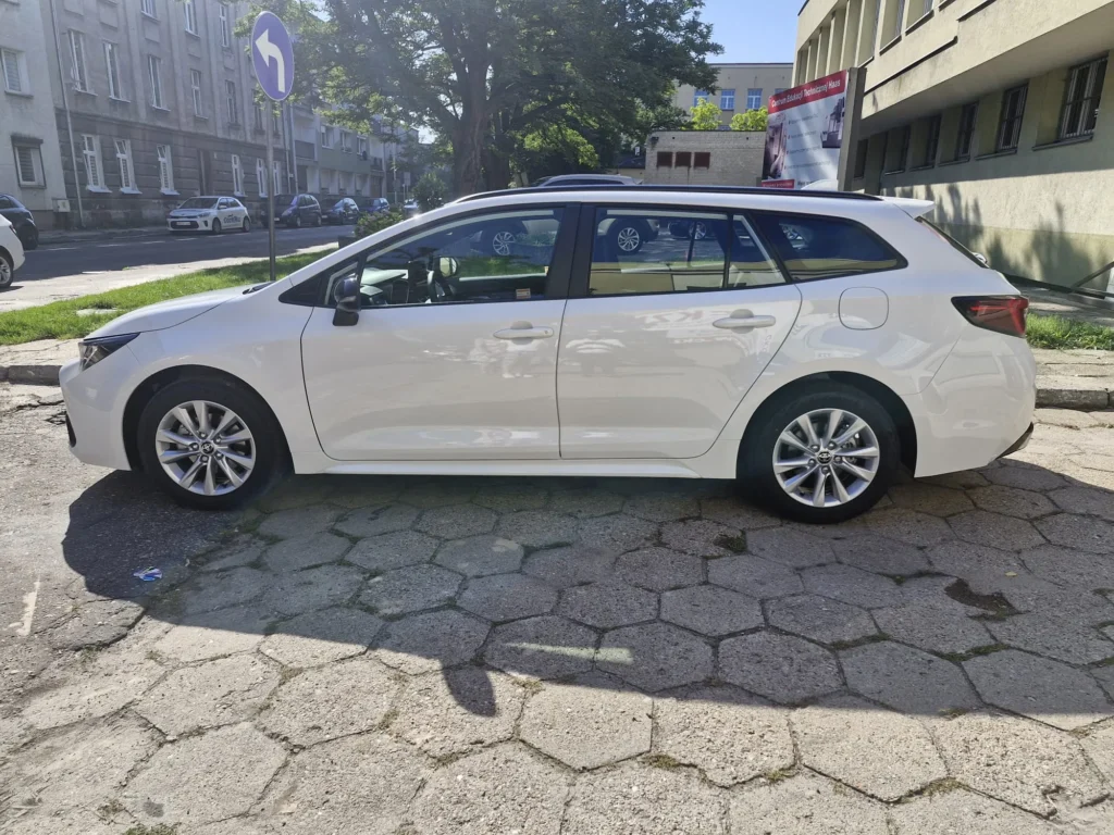 Toyota Corolla 2025 biała kombi – widok boczny, praktyczny samochód do floty firmowej